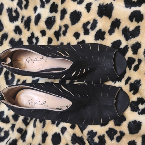 Qupid brand black suede wedge heels/ankle boots w open toe & zipper back. Size 6 - Picture 2 of 3